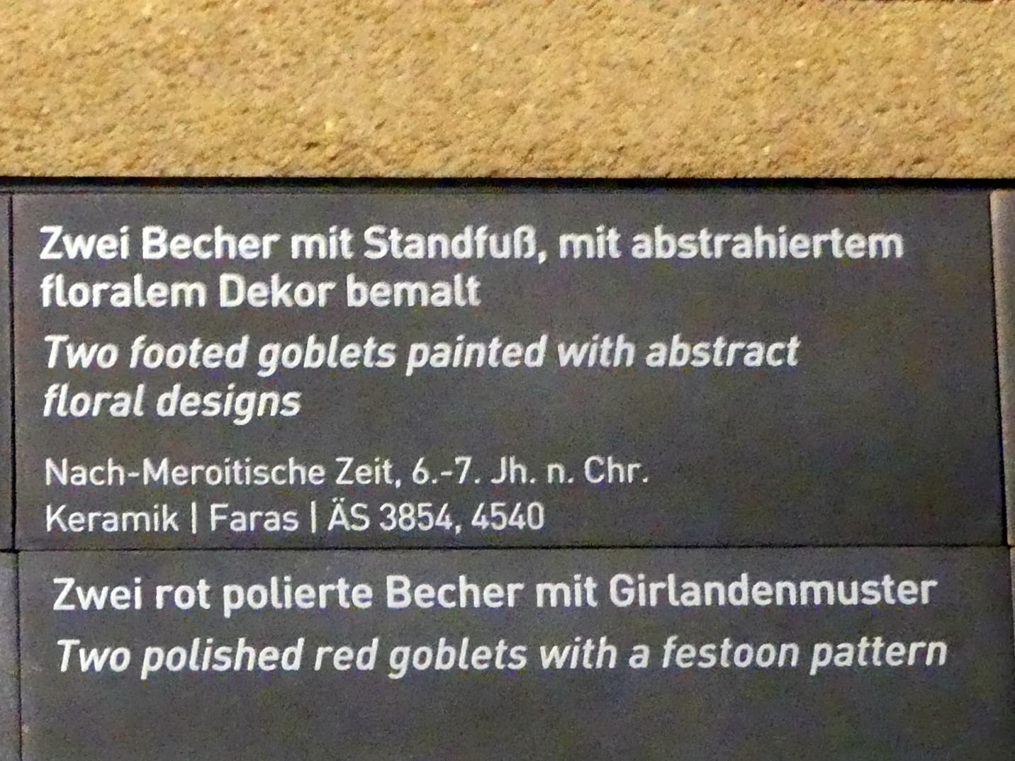 Zwei Becher mit Standfuß, mit abstrahiertem floralem Dekor bemalt, Nachmeroitische Zeit, 400 - 700, 500 - 700, Bild 2/2