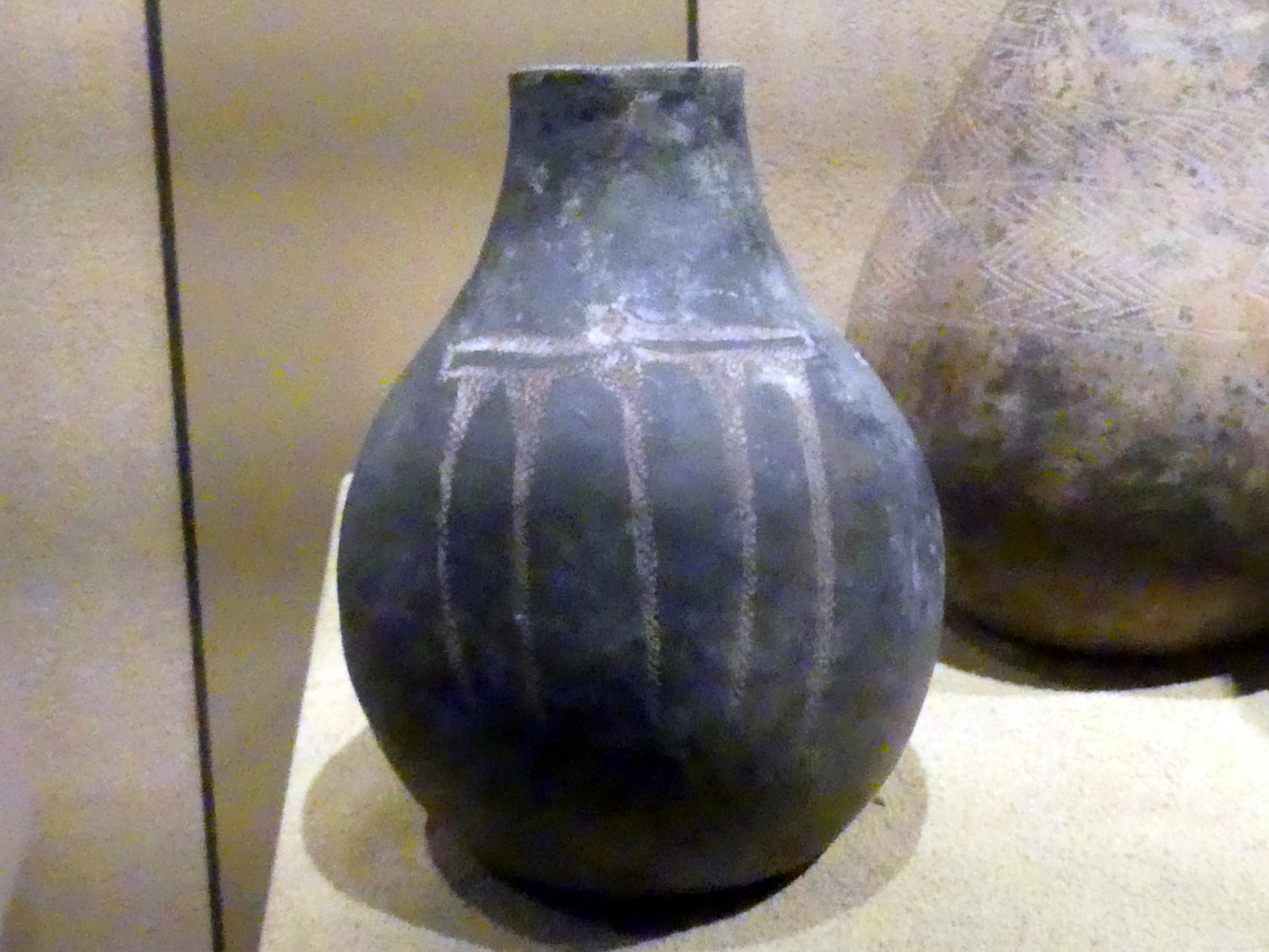 Polierte kugelförmige Flasche mit eingestochenem Ornament, Meroitische Zeit, 200 v. Chr. - 500 n. Chr., 1 - 100