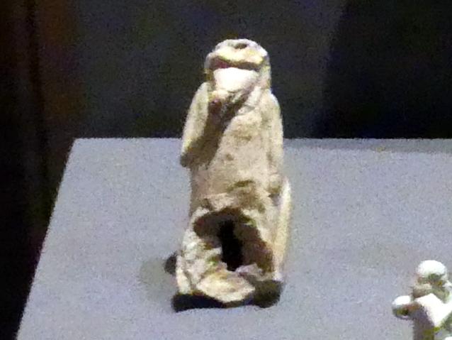 Fragment eines Salbgefäßes mit einem hockenden Affen, eine Frucht fressend, 26. Dynastie, 526 - 525 v. Chr., 600 v. Chr.