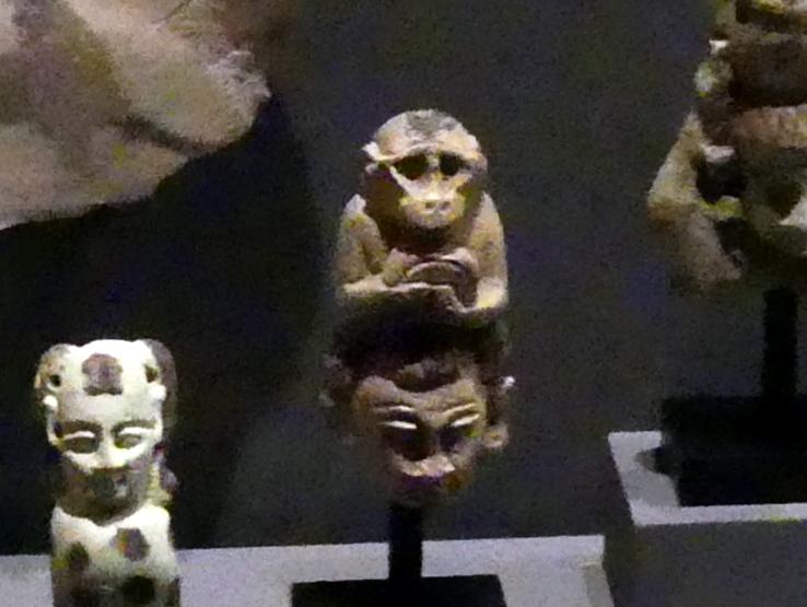 Oberteil einer Statuette: Nubierin mit einem Tamburin spielenden Affen auf dem Kopf, 19. Dynastie, 966 - 859 v. Chr., 1290 - 1200 v. Chr.