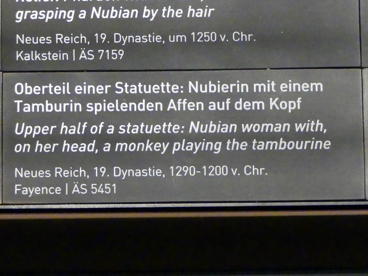 Oberteil einer Statuette: Nubierin mit einem Tamburin spielenden Affen auf dem Kopf, 19. Dynastie, 953 - 887 v. Chr., 1290 - 1200 v. Chr., Bild 2/2