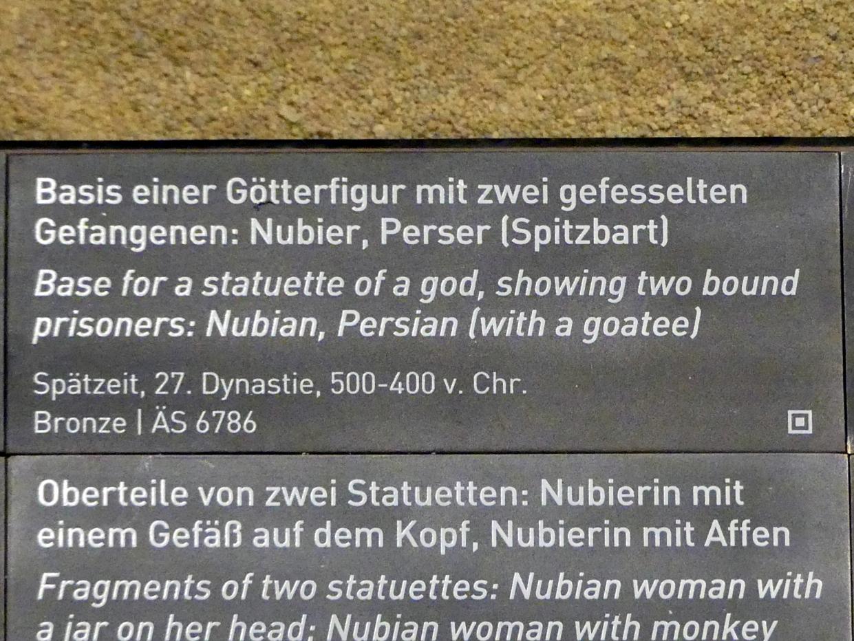 Basis einer Götterfigur mit zwei gefesselten Gefangenen: Nubier, Perser (Spitzbart), 27. Dynastie, 405 - 401 v. Chr., 500 - 400 v. Chr., Bild 2/2