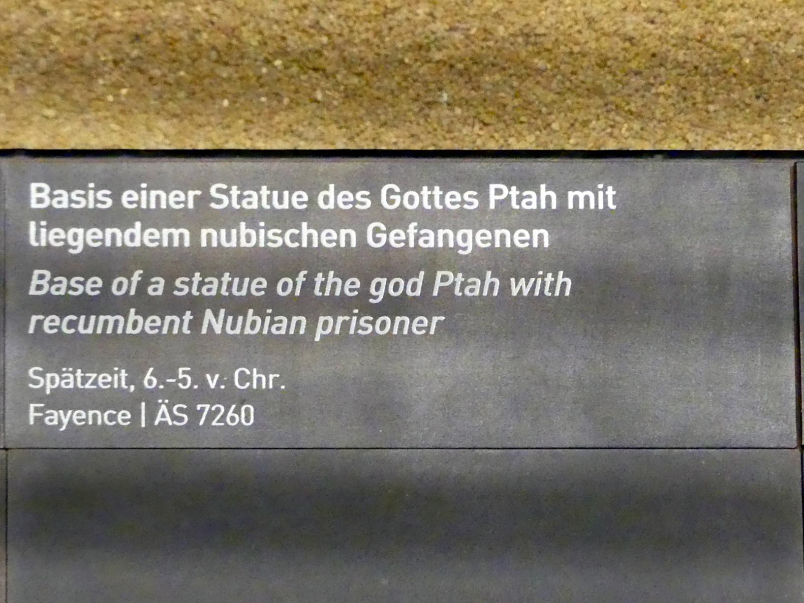 Basis einer Statue des Gottes Ptah mit liegendem nubischen Gefangenen, Spätzeit, 360 - 342 v. Chr., 600 - 400 v. Chr., Bild 2/2