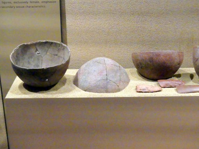 Vier Schalen mit Ritzdekor, Neolithikum (Jungsteinzeit), 5500 - 1700 v. Chr., 5000 - 4000 v. Chr.