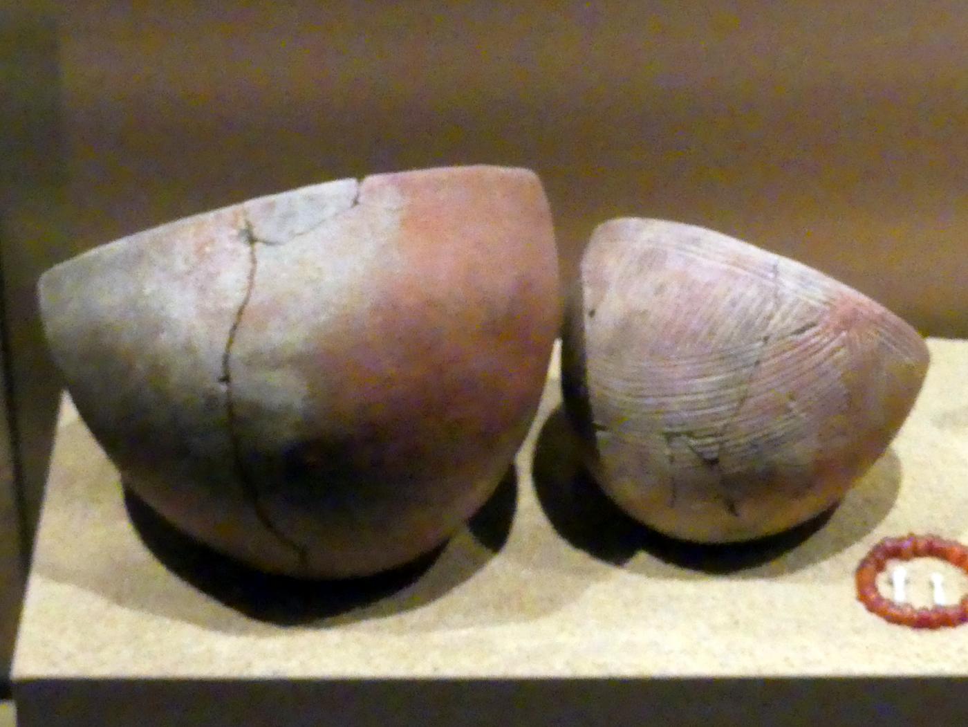 Zwei Schalen mit Ritzdekor, Neolithikum (Jungsteinzeit), 5500 - 1700 v. Chr., 5000 - 4000 v. Chr., Bild 1/2