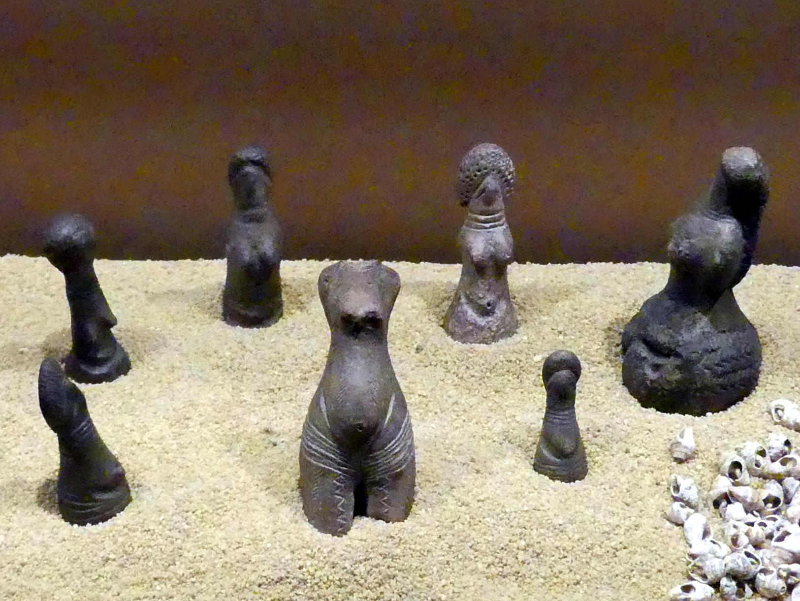 Frauenfiguren mit aufwändigen Frisuren (Repliken), Neolithikum (Jungsteinzeit), 5500 - 1700 v. Chr., 5000 - 4000 v. Chr.