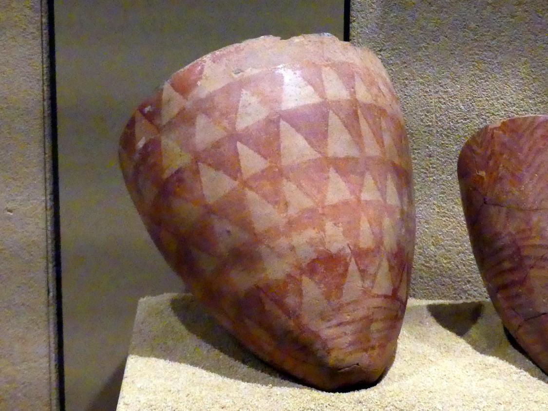 Steilwandiger Napf mit rotem Dreiecksmuster, A-Gruppe, 3200 - 3000 v. Chr., 3000 v. Chr., Bild 1/2