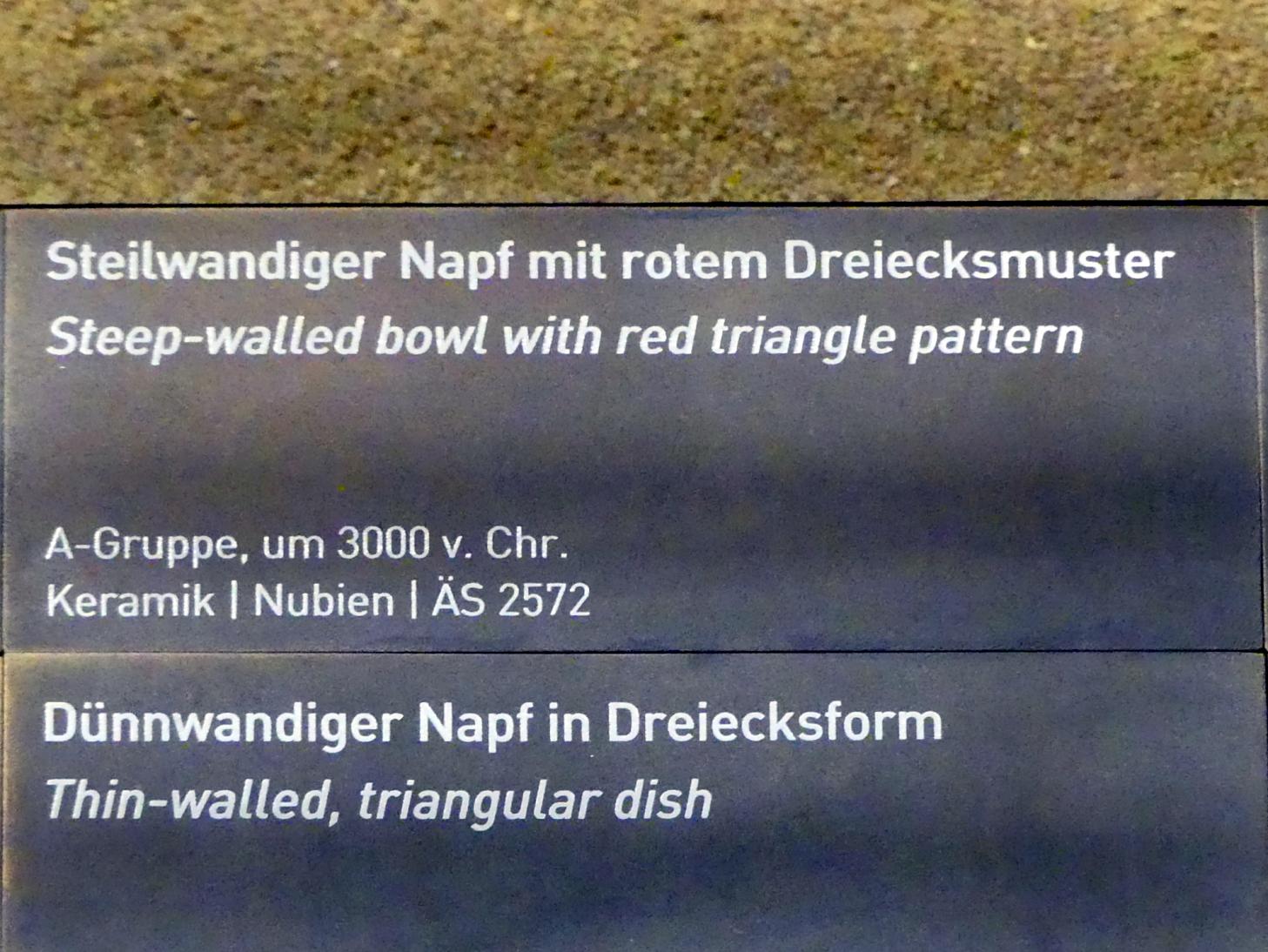 Steilwandiger Napf mit rotem Dreiecksmuster, A-Gruppe, 3200 - 3000 v. Chr., 3000 v. Chr., Bild 2/2