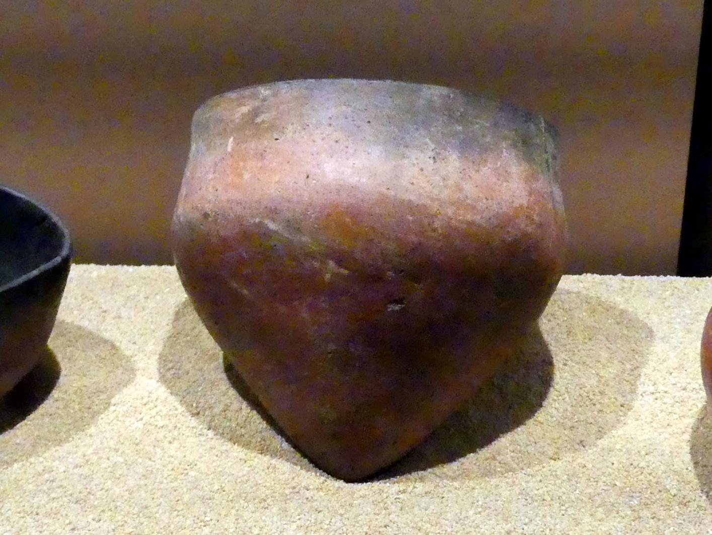 Unten spitz zulaufender Napf mit Ritzmuster, A-Gruppe, 3200 - 3000 v. Chr., 3000 v. Chr., Bild 1/2