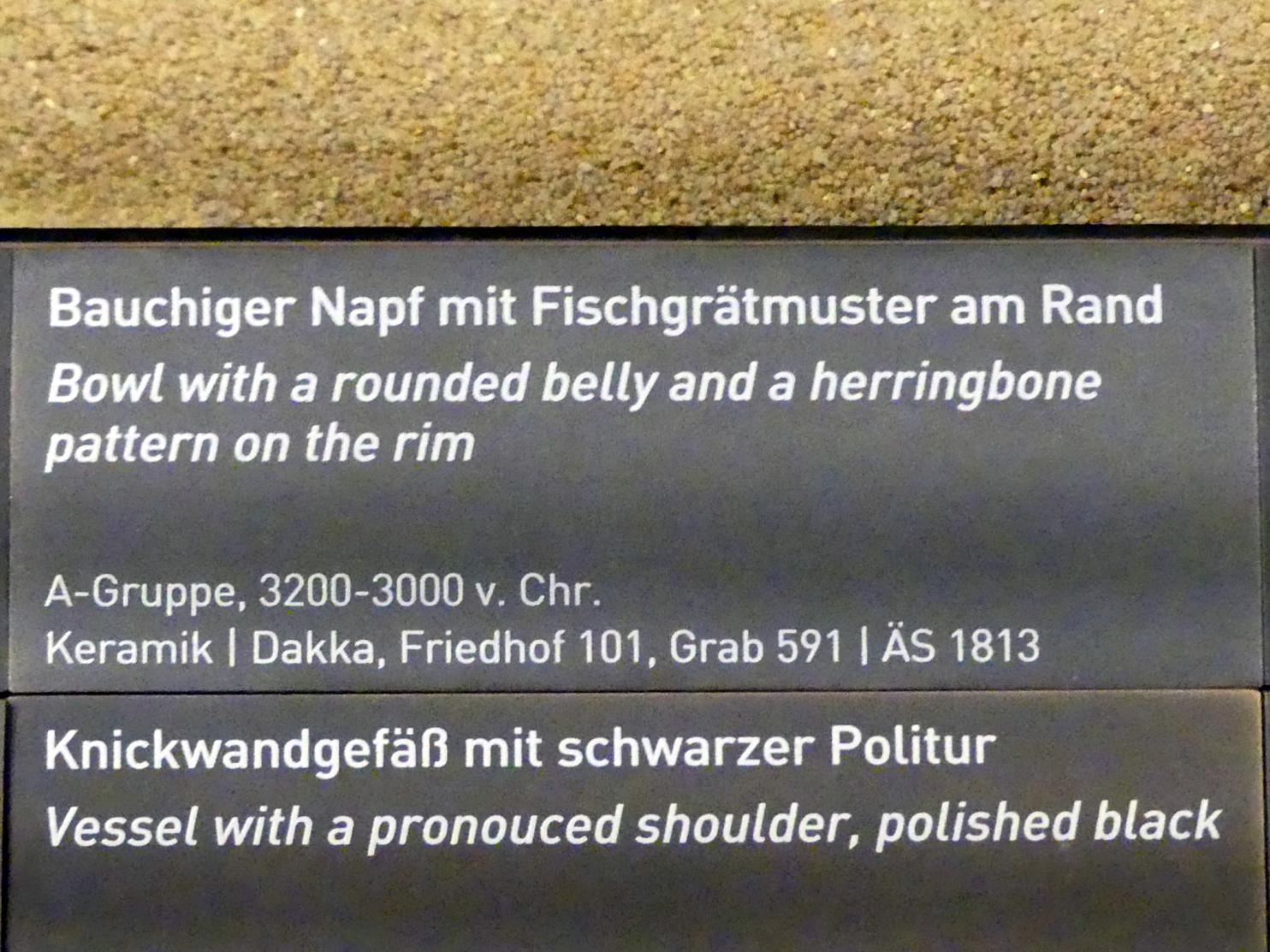 Bauchiger Napf mit Fischgrätenmuster am Rand, A-Gruppe, 3200 - 3000 v. Chr., 3200 - 3000 v. Chr., Bild 2/2