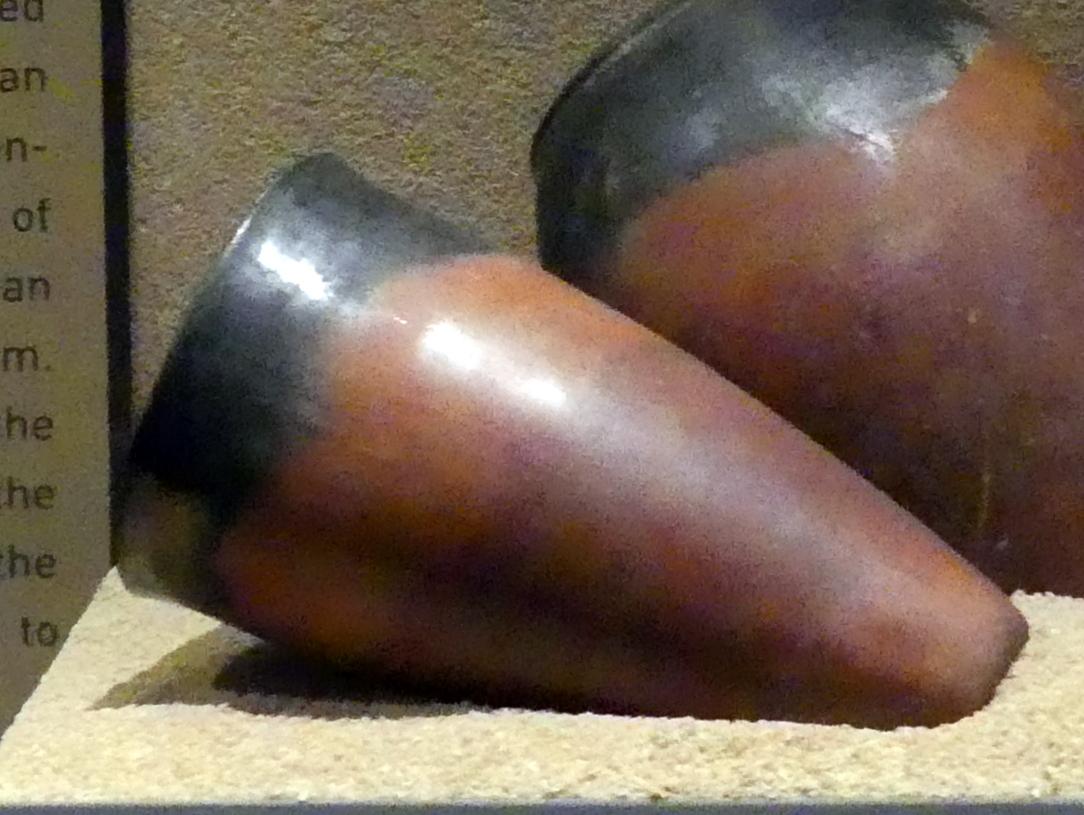 Schlanker Becher mit schwarz geschmauchtem Rand, Naqada II, 3700 - 3100 v. Chr., 3500 - 3100 v. Chr., Bild 1/2