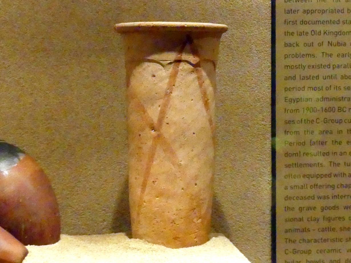 Zylindergefäß mit Wellendekor und rotem Netzornament, Naqada II, 3700 - 3100 v. Chr., 3500 - 3100 v. Chr.