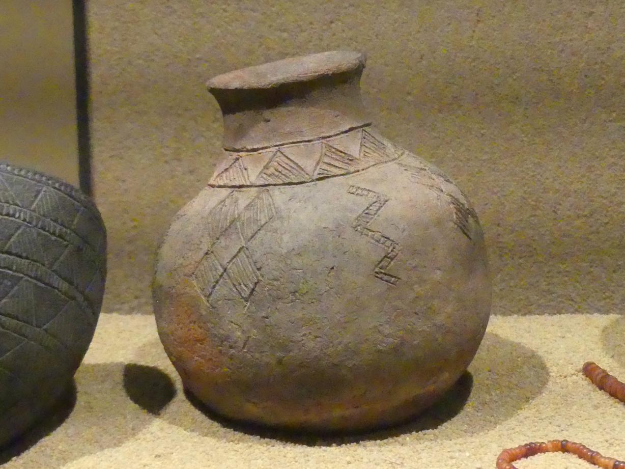 Bauchige Flasche mit eingeritztem Dreieck- und Rautendekor, C-Gruppe, 1900 - 1550 v. Chr., 1900 - 1700 v. Chr., Bild 1/2