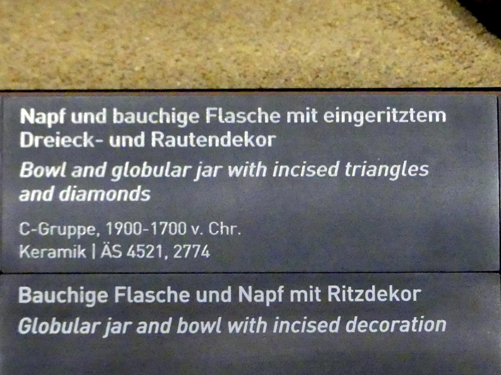 Bauchige Flasche mit eingeritztem Dreieck- und Rautendekor, C-Gruppe, 1900 - 1550 v. Chr., 1900 - 1700 v. Chr., Bild 2/2