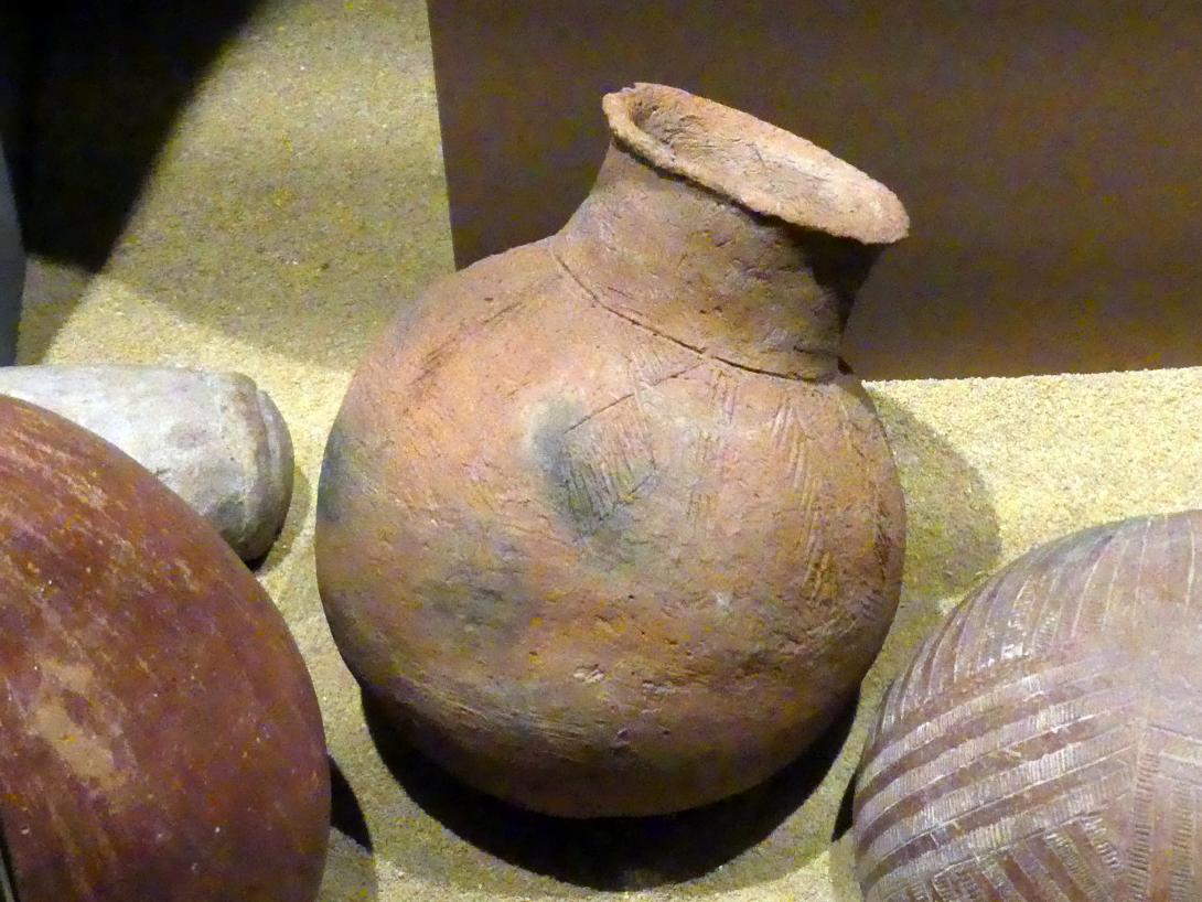 Bauchige Flasche mit Ritzdekor, C-Gruppe, 1900 - 1550 v. Chr., 1900 - 1700 v. Chr., Bild 1/2