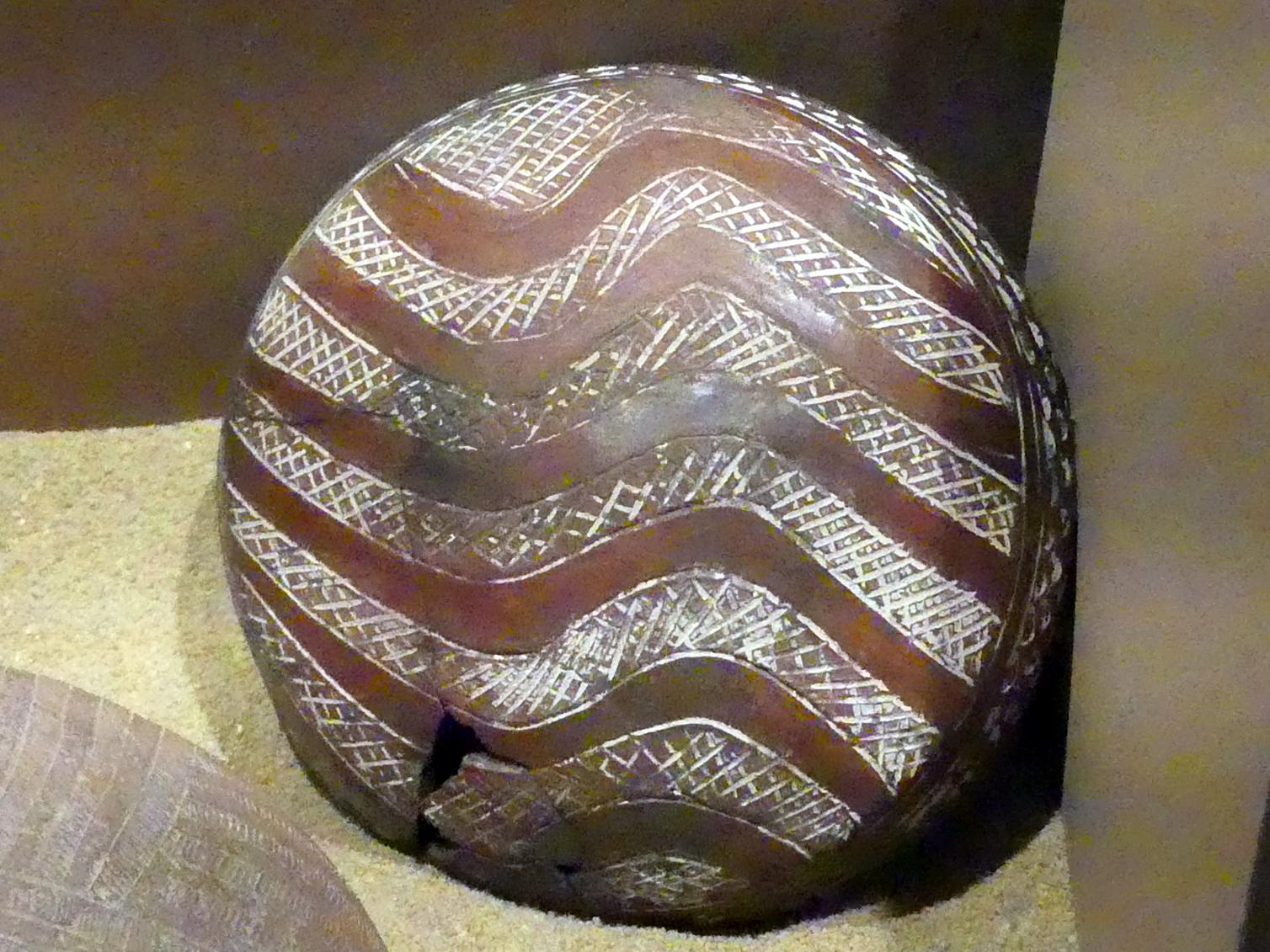Schale mit geritzten Punkten und Wellenbändern, weiß eingerieben, C-Gruppe, 1900 - 1550 v. Chr., 1900 - 1700 v. Chr.