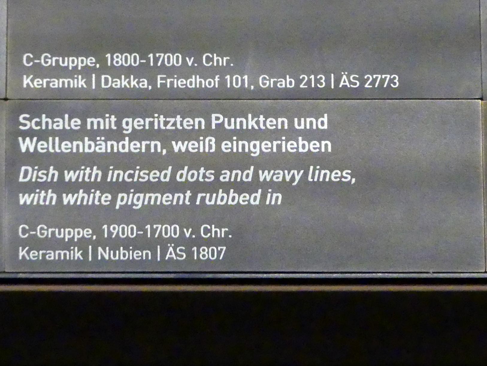 Schale mit geritzten Punkten und Wellenbändern, weiß eingerieben, C-Gruppe, 1900 - 1550 v. Chr., 1900 - 1700 v. Chr., Bild 2/2