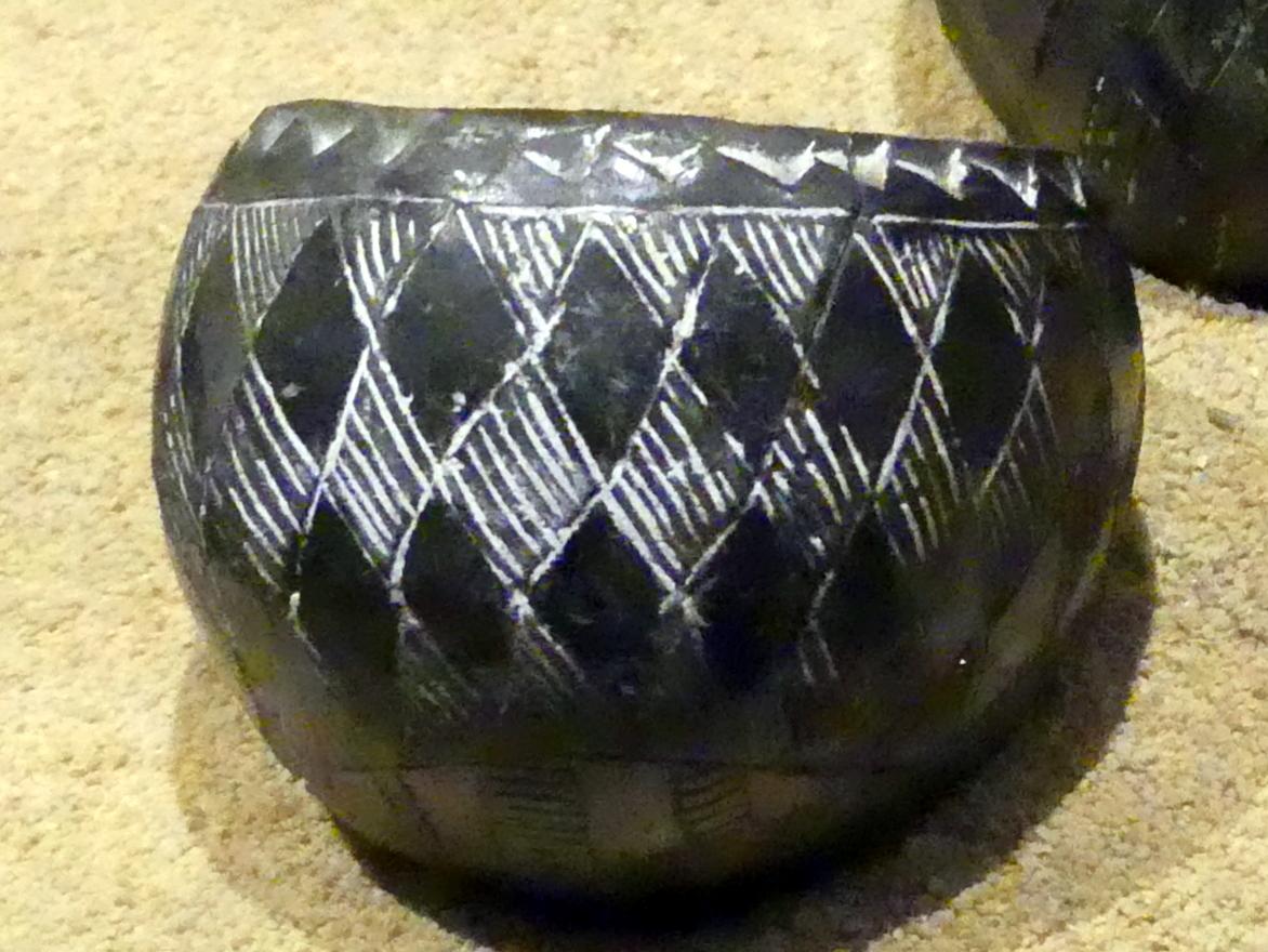 Kugelförmiger Napf mit geritztem Rautenmuster, C-Gruppe, 1900 - 1550 v. Chr., 1900 - 1700 v. Chr.