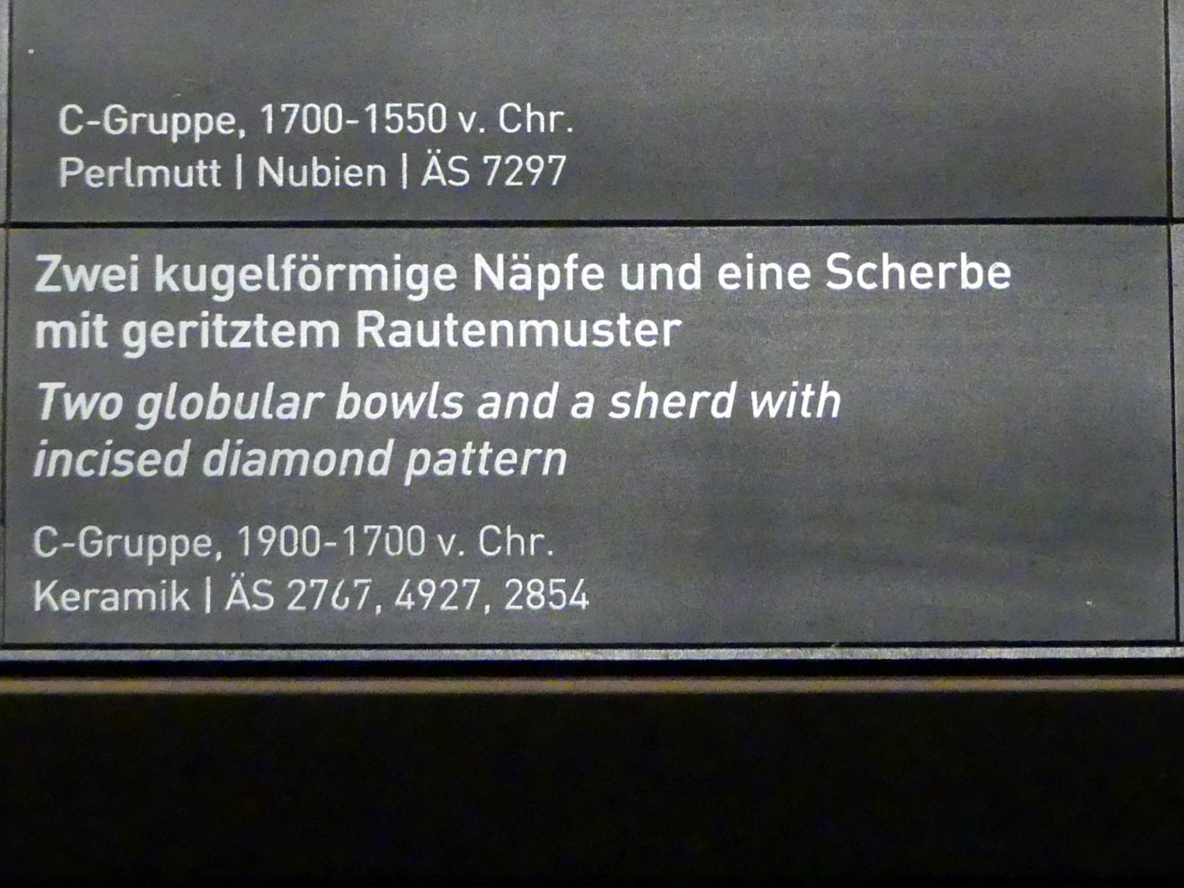 Scherbe mit geritztem Rautenmuster, C-Gruppe, 1900 - 1550 v. Chr., 1900 - 1700 v. Chr., Bild 2/2