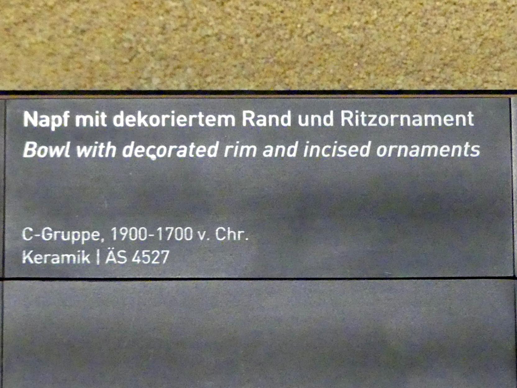 Napf mit dekoriertem Rand und Ritzornament, C-Gruppe, 1900 - 1550 v. Chr., 1900 - 1700 v. Chr., Bild 2/2