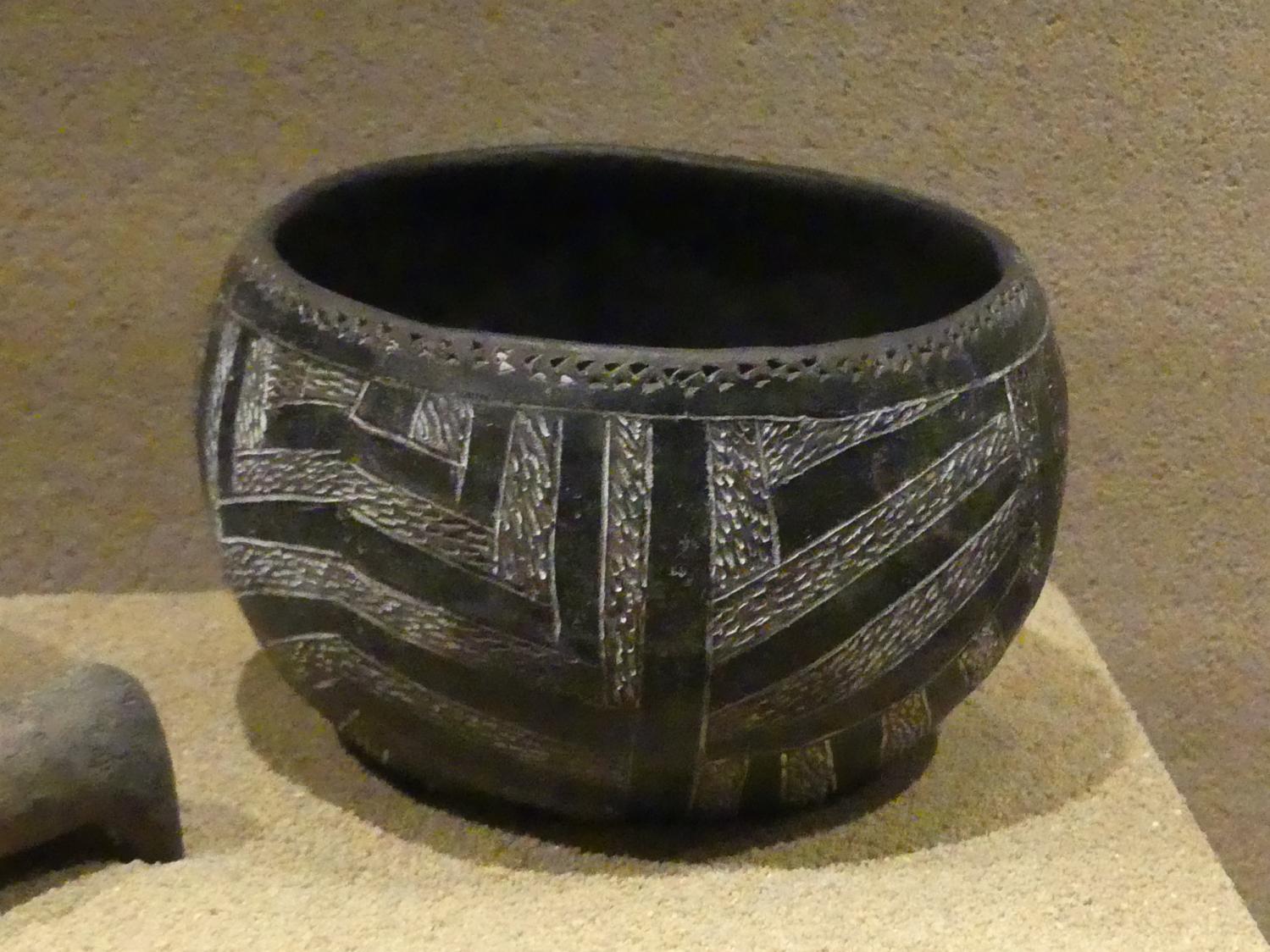 Bauchiger Napf mit eingefärbten Ritzbändern, C-Gruppe, 1900 - 1550 v. Chr., 1800 - 1700 v. Chr.