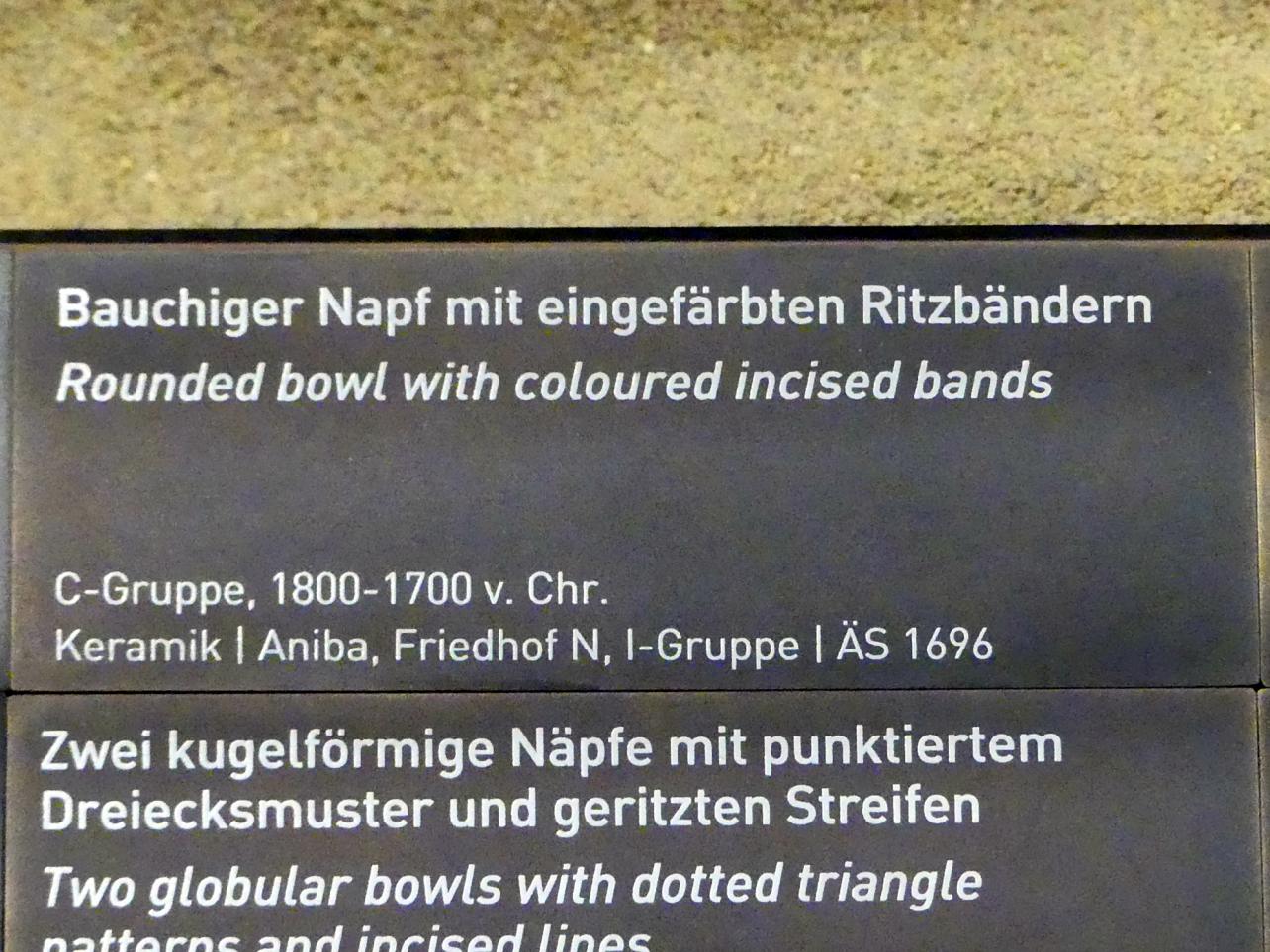 Bauchiger Napf mit eingefärbten Ritzbändern, C-Gruppe, 1900 - 1550 v. Chr., 1800 - 1700 v. Chr., Bild 2/2