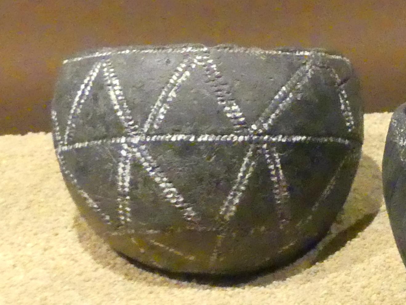 Kugelförmiger Napf mit punktiertem Dreiecksmuster und geritztem Streifen, C-Gruppe, 1900 - 1550 v. Chr., 1900 - 1700 v. Chr.