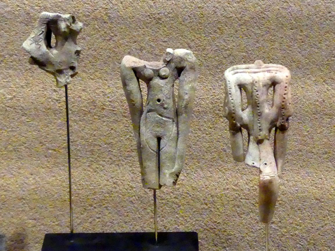 Fragmente von drei weiblichen stehenden nackten Figuren, 1700 v. Chr., Bild 1/2