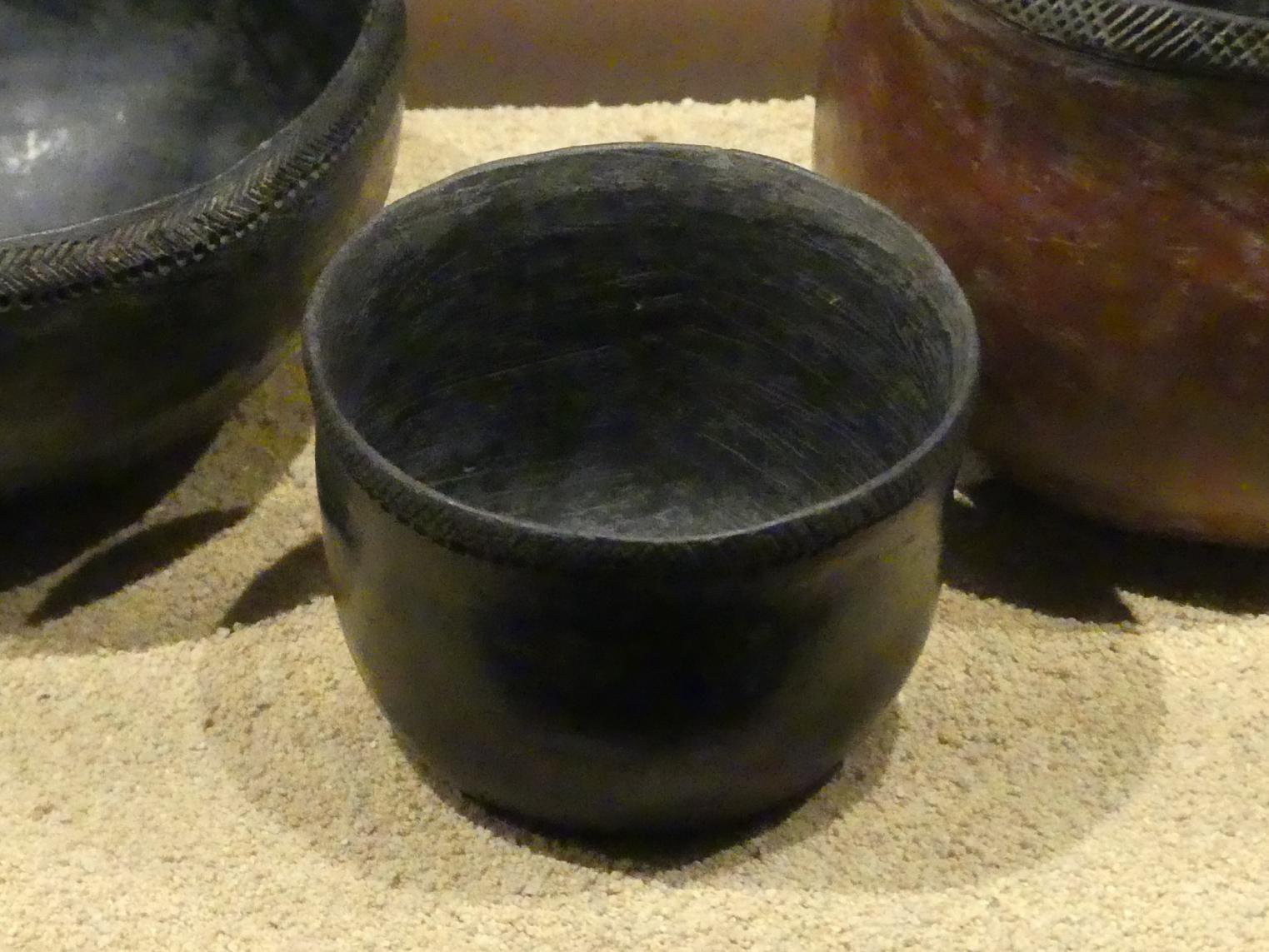 Napf mit dekoriertem Rand, schwarz poliert, 1600 v. Chr.