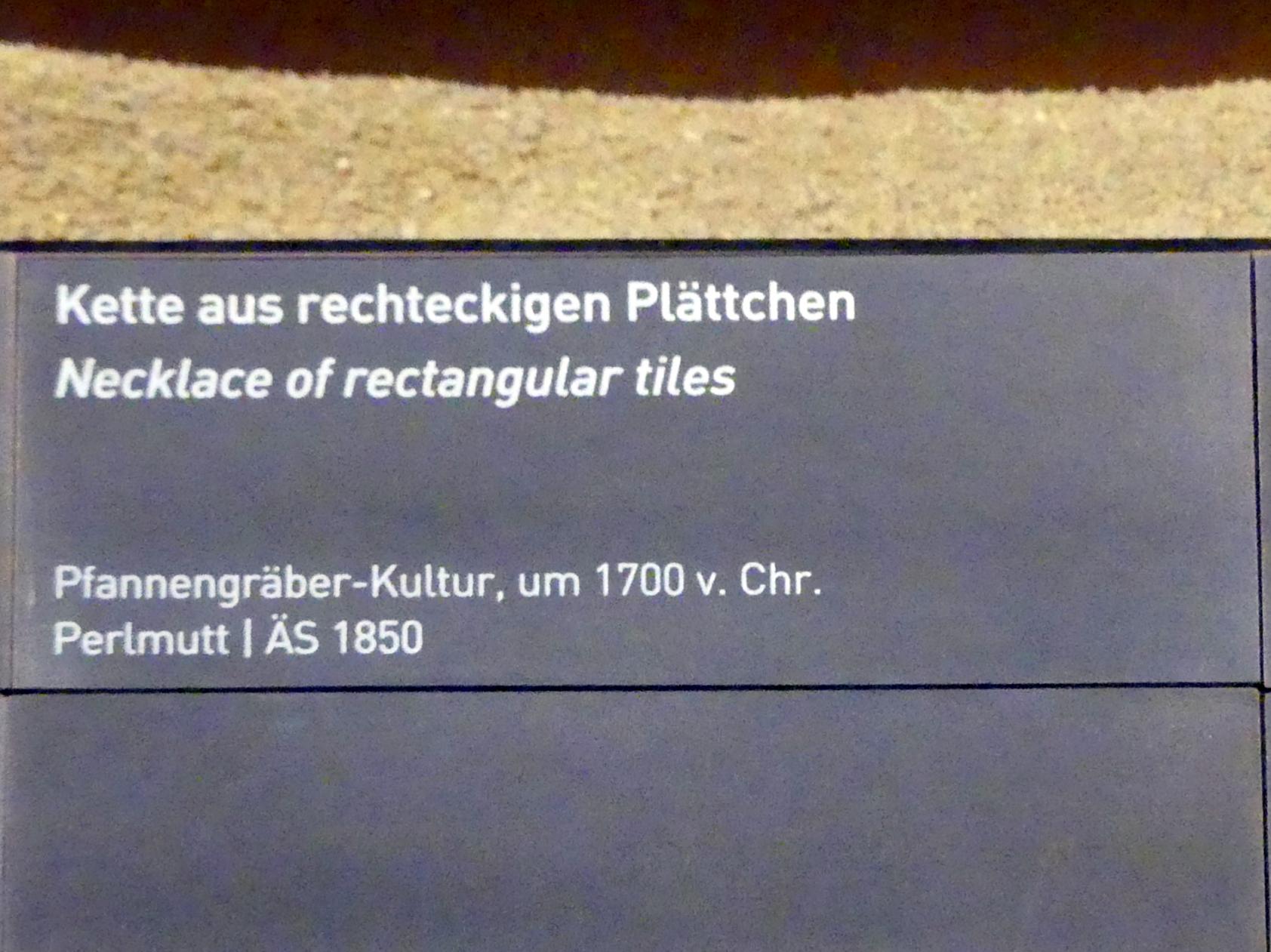 Kette aus rechteckigen Plättchen, 1700 v. Chr., Bild 2/2