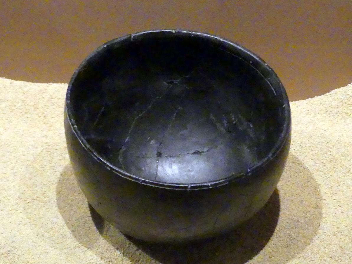 Schwarz polierter Napf mit weißer Ritzlinie am Rand, Früh-Kerma, 2500 - 1500 v. Chr., 2500 - 2200 v. Chr.