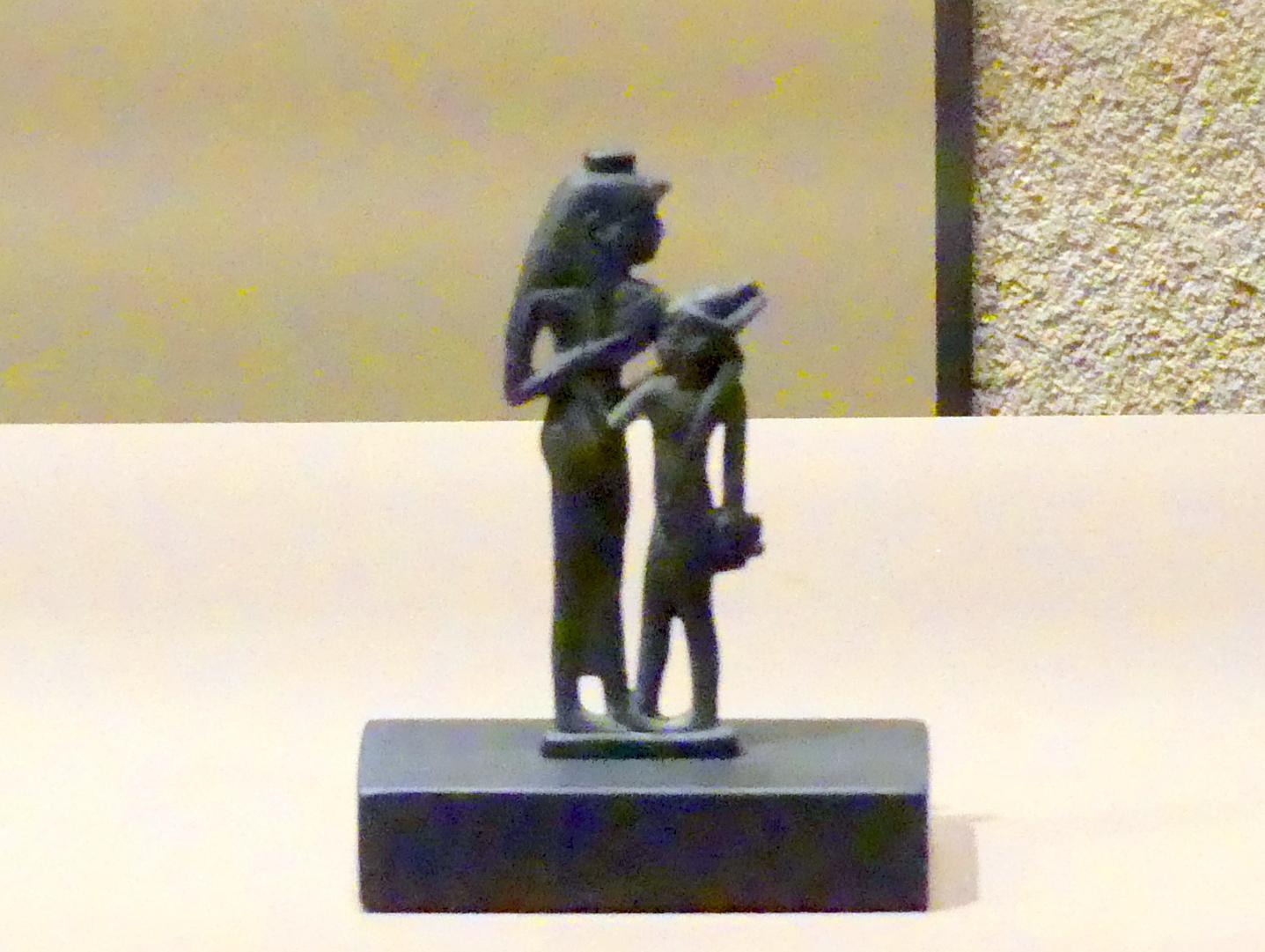 Relief-Applik: Göttin Isis stillt den jungen König, 25. Dynastie, 705 - 690 v. Chr., 700 v. Chr., Bild 1/2