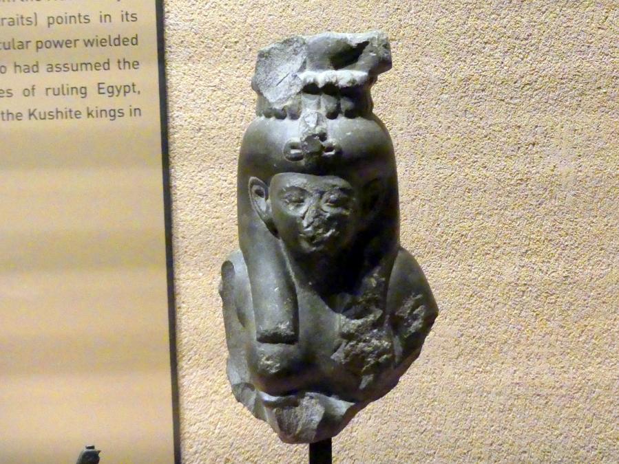 Oberteil der Figur einer Göttergemahlin mit Strähnenperücke und Kronenaufsatz, 26. Dynastie, 664 - 525 v. Chr., 650 v. Chr.