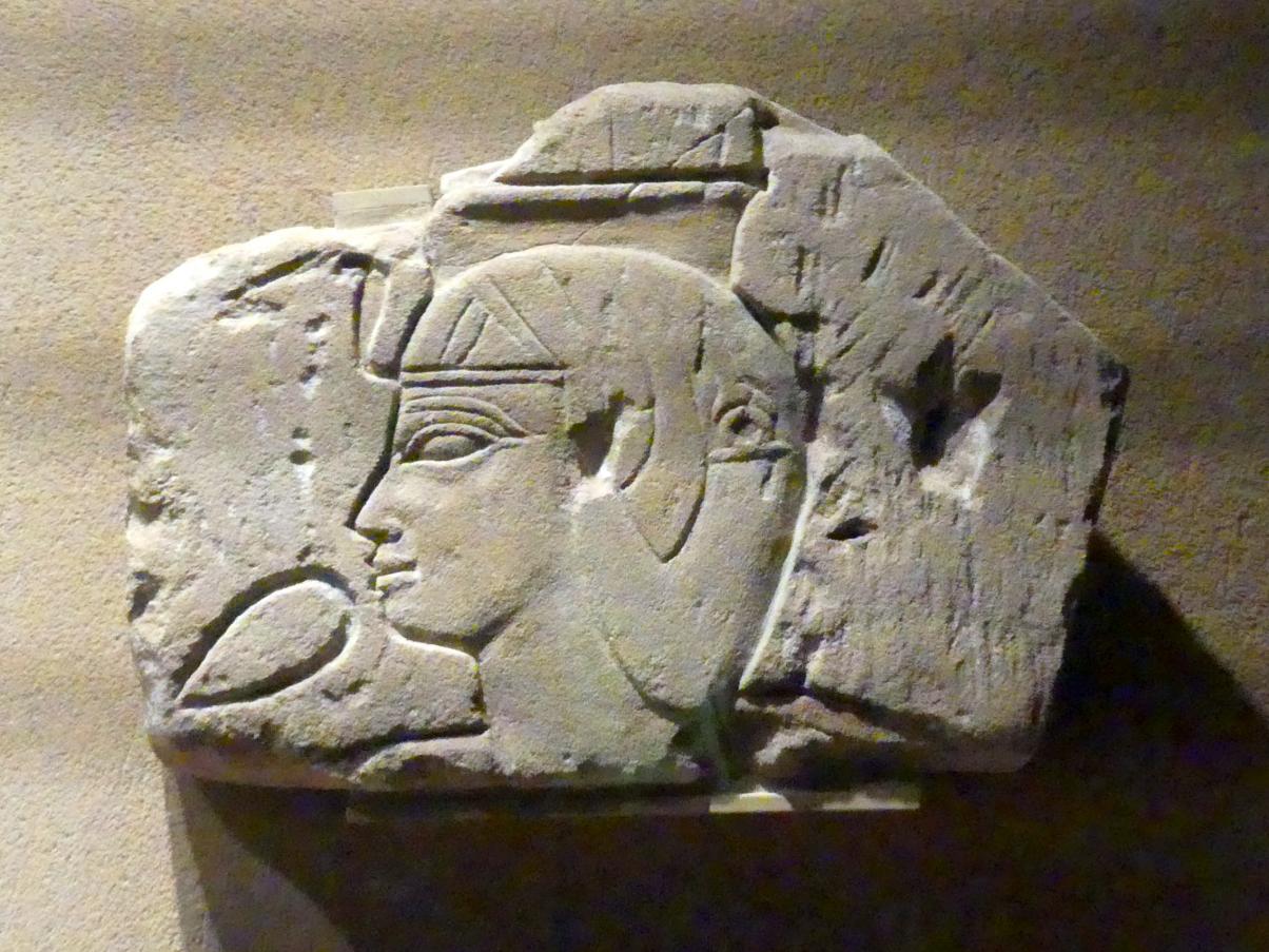Relief: Kopf einer Gottesgemahlin mit Geierhaube und Doppelfederkrone, 25. Dynastie, 705 - 690 v. Chr., 670 v. Chr., Bild 1/2