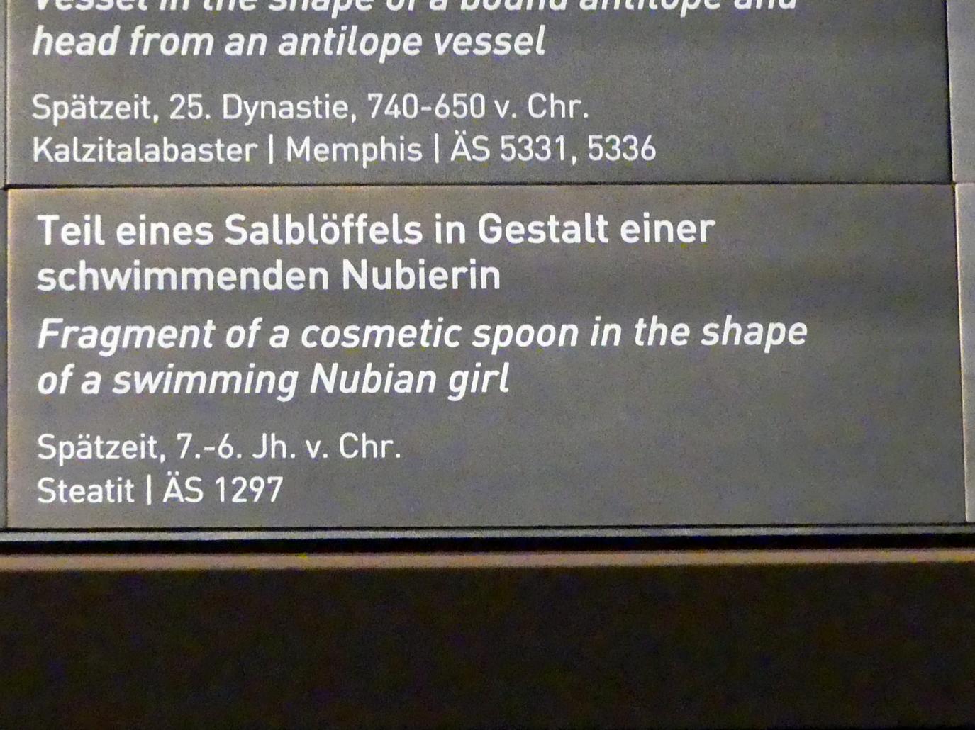 Teil eines Salblöffels in Gestalt einer schwimmenden Nubierin, Spätzeit, 360 - 342 v. Chr., 700 - 500 v. Chr., Bild 2/2