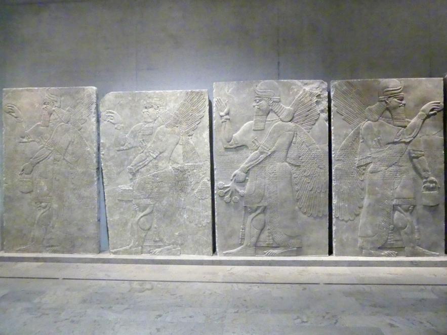 Geflügelte bärtige Genien mit verschiedenen Attributen, Neuassyrisches Großreich, 1500 - 600 v. Chr., 870 v. Chr.