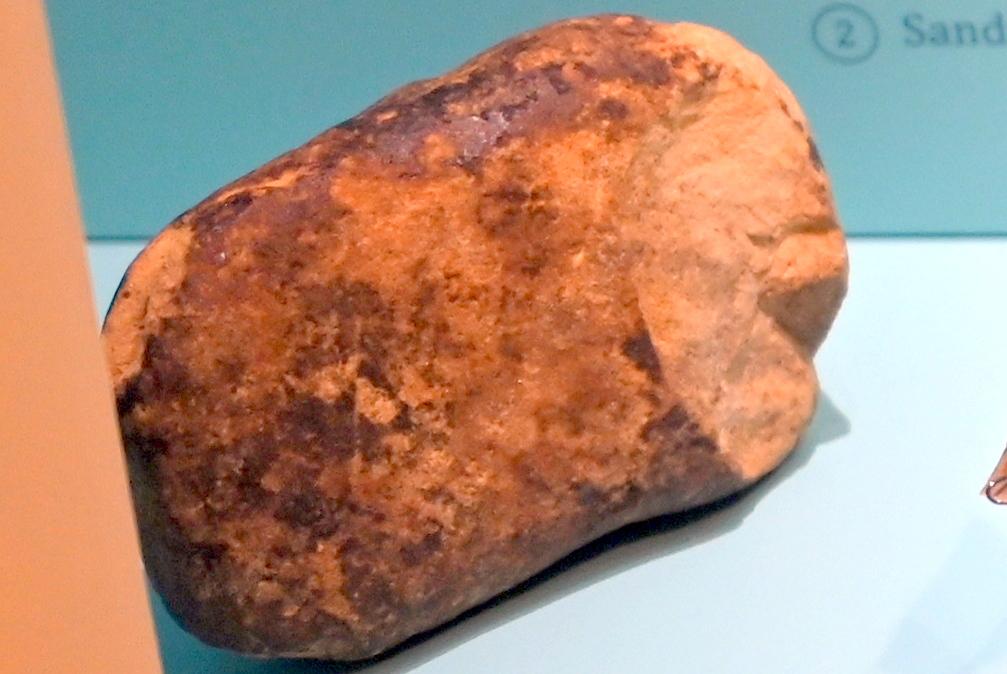 Sandsteingeröll mit Birkenpech, 100000 v. Chr., Bild 1/2