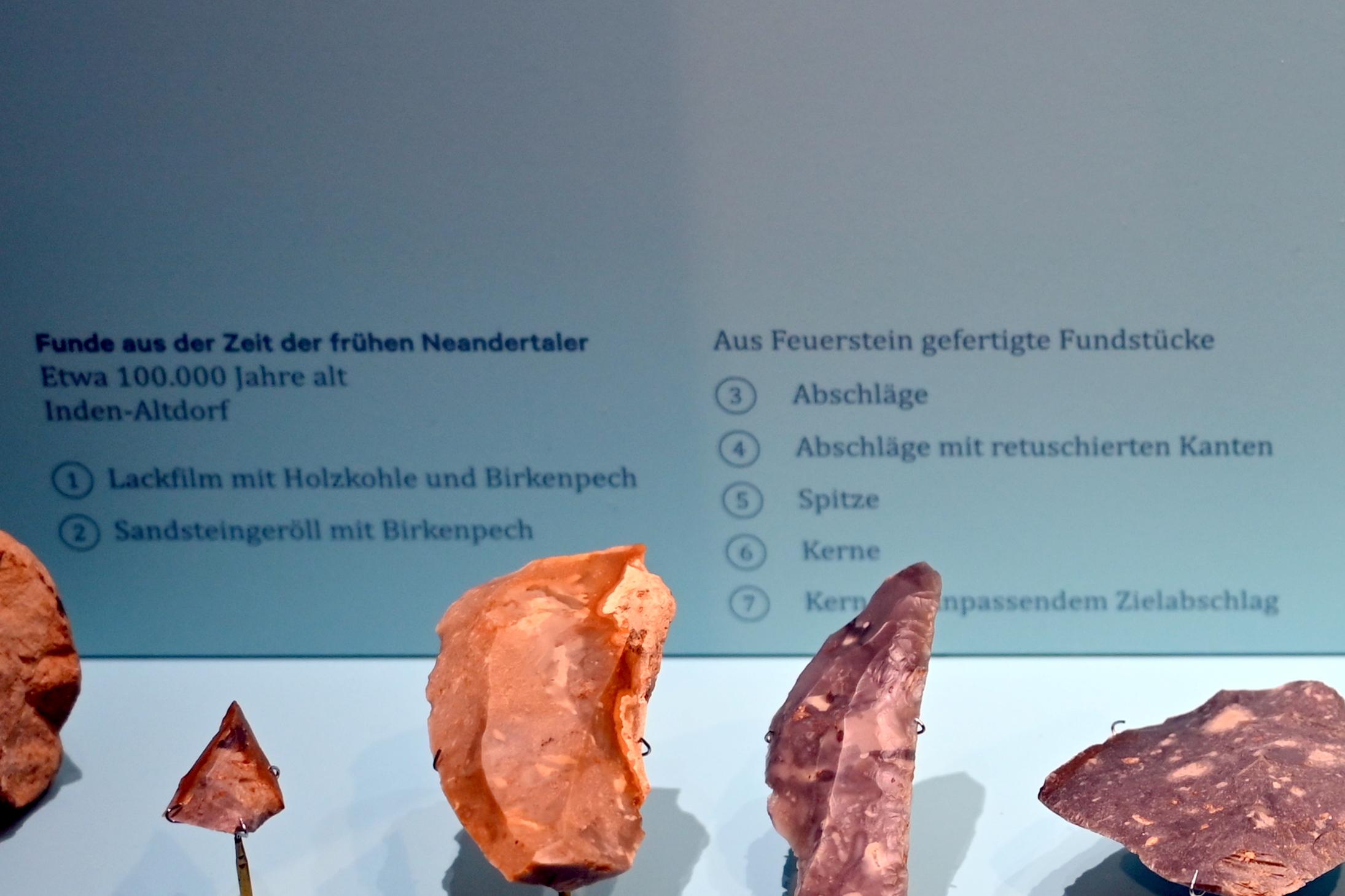 Sandsteingeröll mit Birkenpech, 100000 v. Chr., Bild 2/2