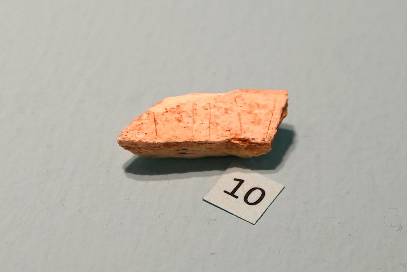Fragment eines mit Linien verzierten Objektes, 23000 v. Chr., Bild 1/2