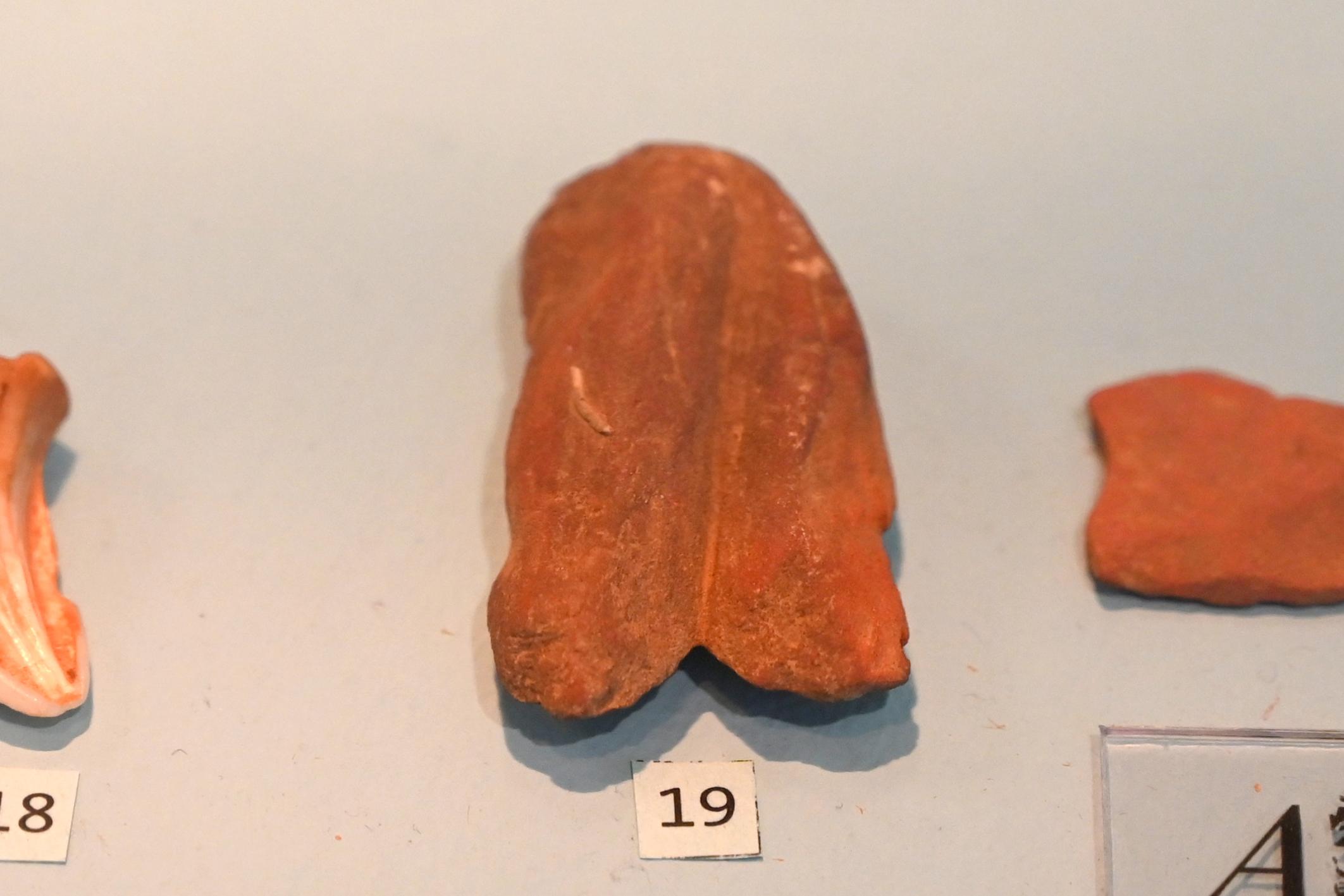 Farbmineral Hämatit mit Rille von der Pulvergewinnung, 13000 v. Chr., Bild 1/4