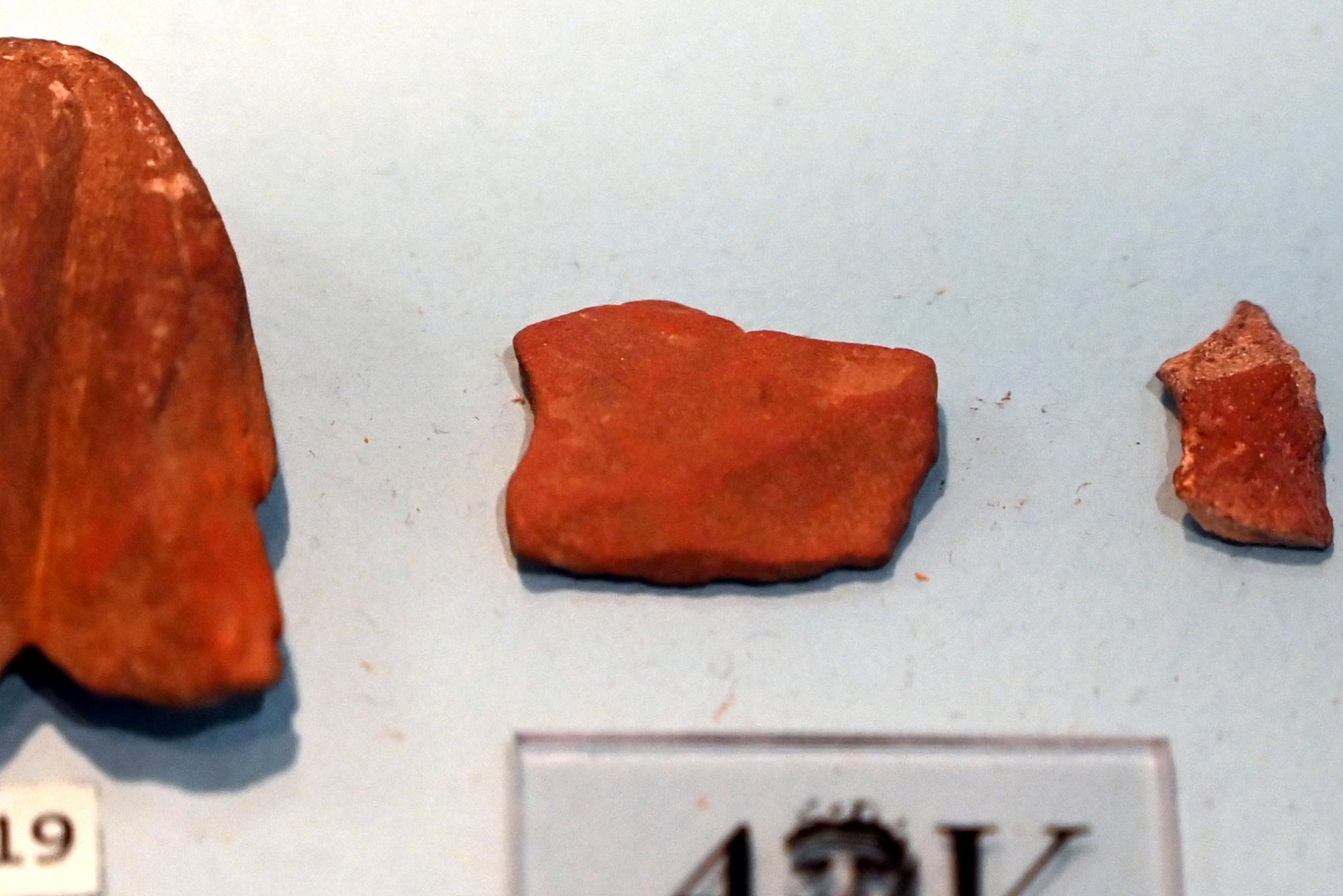Farbmineral Hämatit mit Rille von der Pulvergewinnung, 13000 v. Chr., Bild 2/4