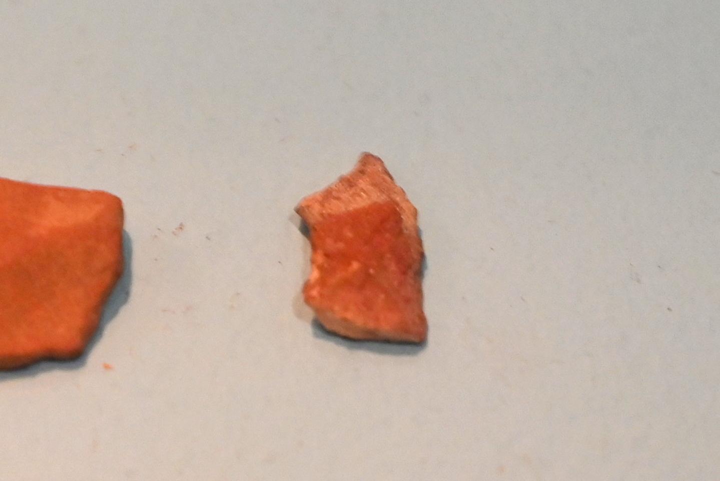 Farbmineral Hämatit mit Rille von der Pulvergewinnung, 13000 v. Chr., Bild 3/4