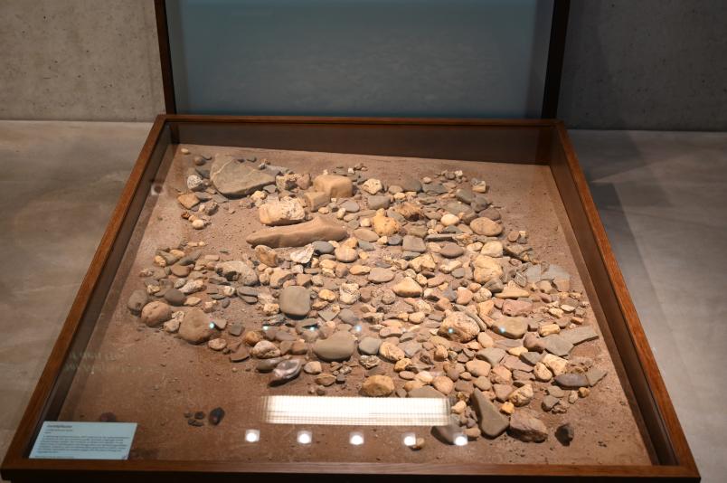 Geröllpflaster, Spätpaläolithikum, 13000 - 10000 v. Chr., 11000 v. Chr., Bild 1/2
