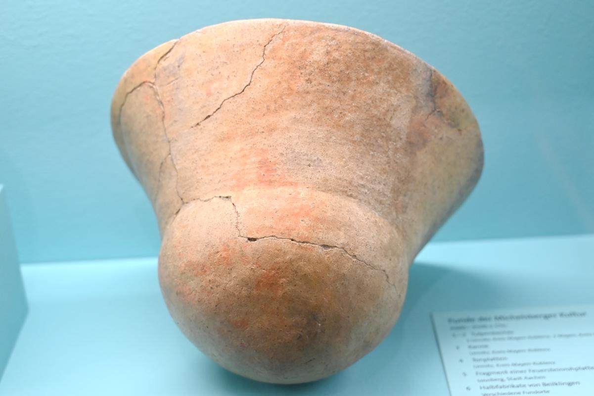 Tulpenbecher, Neolithikum (Jungsteinzeit), 5500 - 1700 v. Chr., 4300 - 3500 v. Chr., Bild 1/2