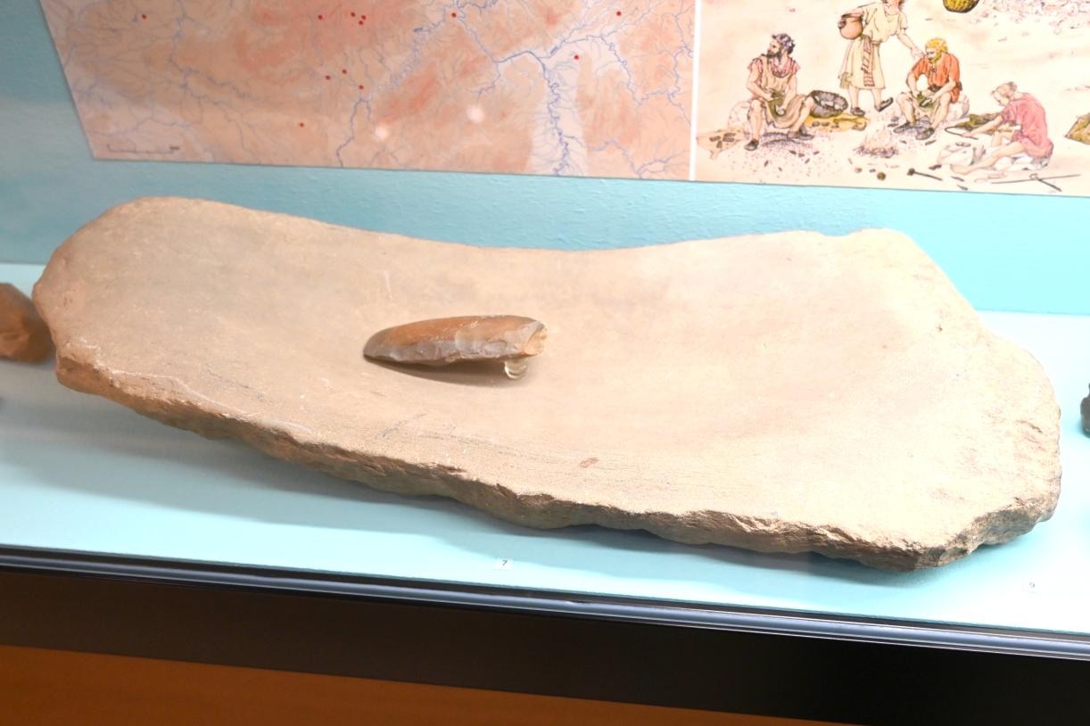 Schleifwanne für Steinbeile, Neolithikum (Jungsteinzeit), 5500 - 1700 v. Chr., 4300 - 3500 v. Chr., Bild 1/2