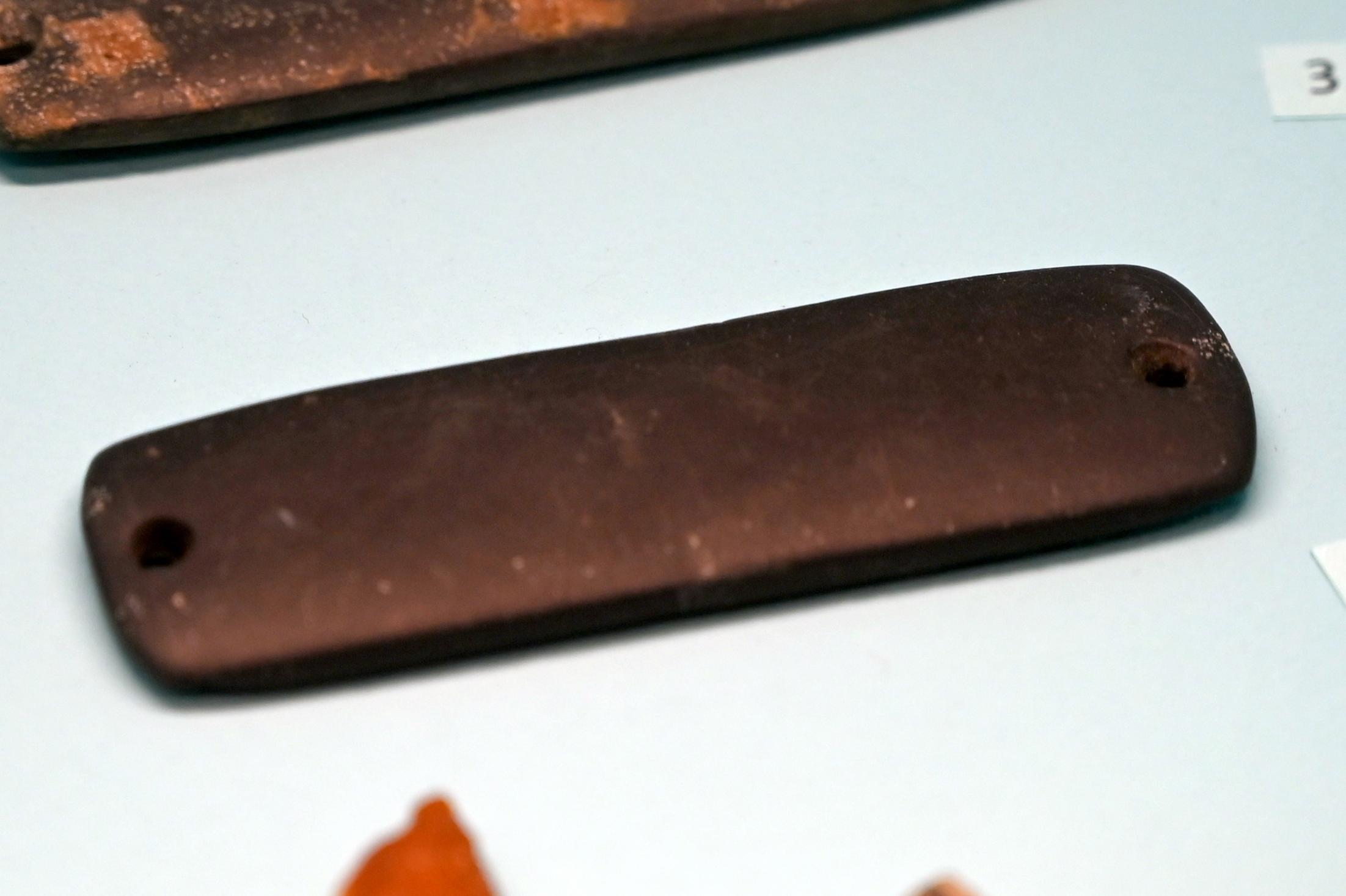Armschutzplatte, Endneolithikum, 2800 - 1700 v. Chr., 2800 - 2150 v. Chr., Bild 1/2