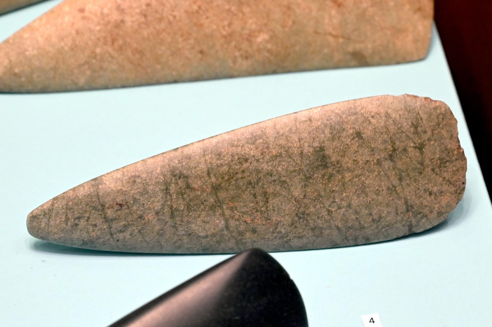 Beil, Neolithikum (Jungsteinzeit), 5500 - 1700 v. Chr., 5200 - 4000 v. Chr., Bild 1/2