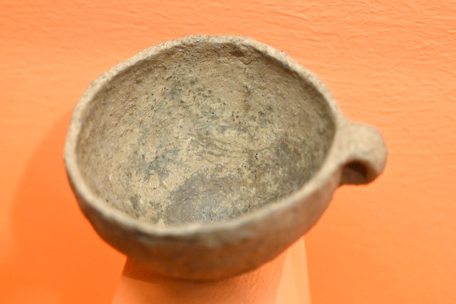 Kleine Tasse, Späte (Jüngere) Bronzezeit, 1500 - 700 v. Chr.