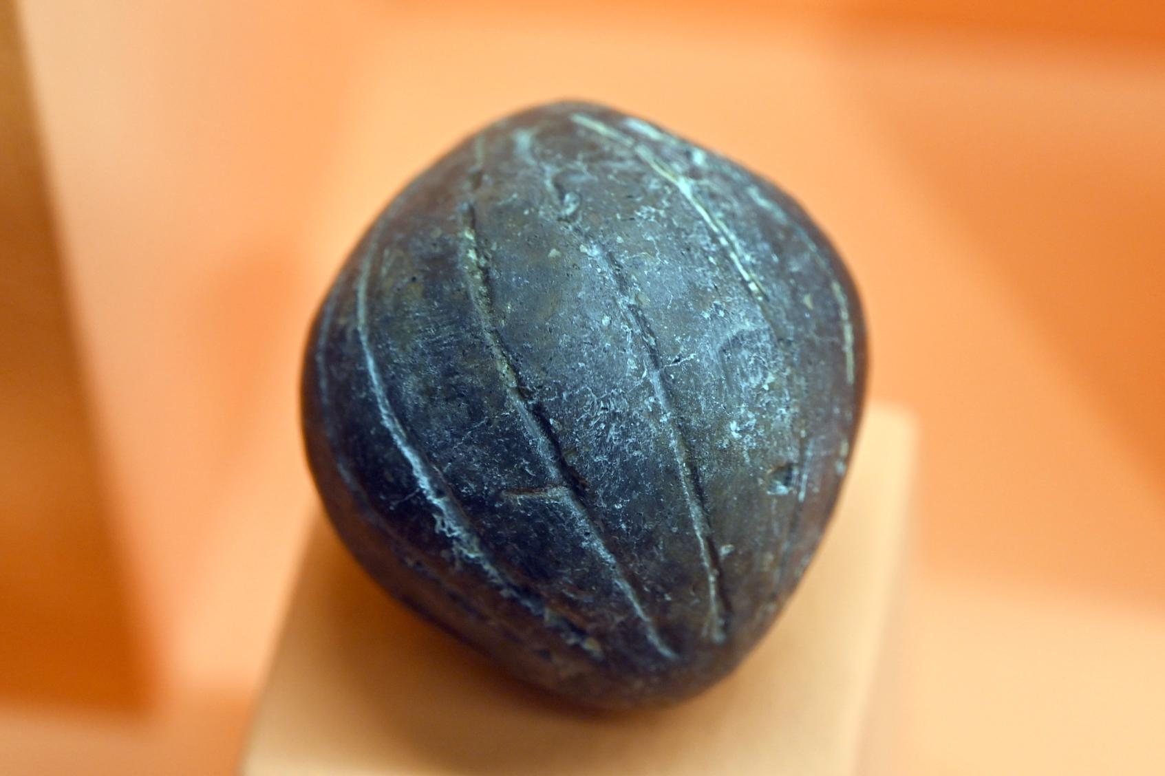 Mit Rillen verzierte kugelige Rassel, Späte (Jüngere) Bronzezeit, 1500 - 700 v. Chr., Bild 1/2