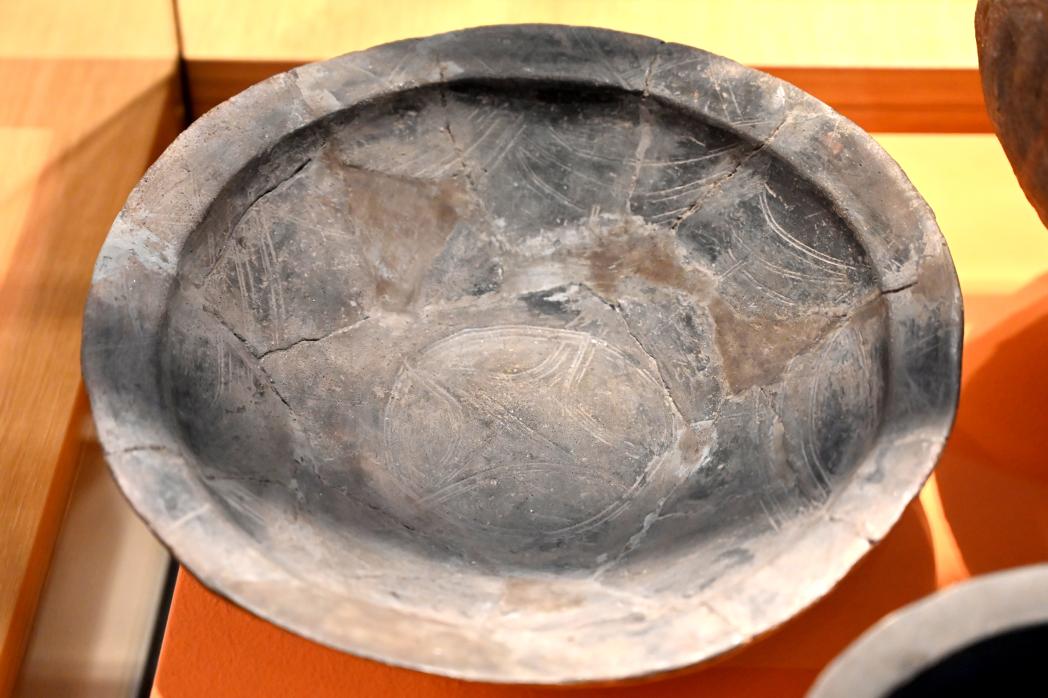 Grabbeigaben in einer Urne, Späte (Jüngere) Bronzezeit, 1500 - 700 v. Chr., 1100 - 1050 v. Chr., Bild 1/2